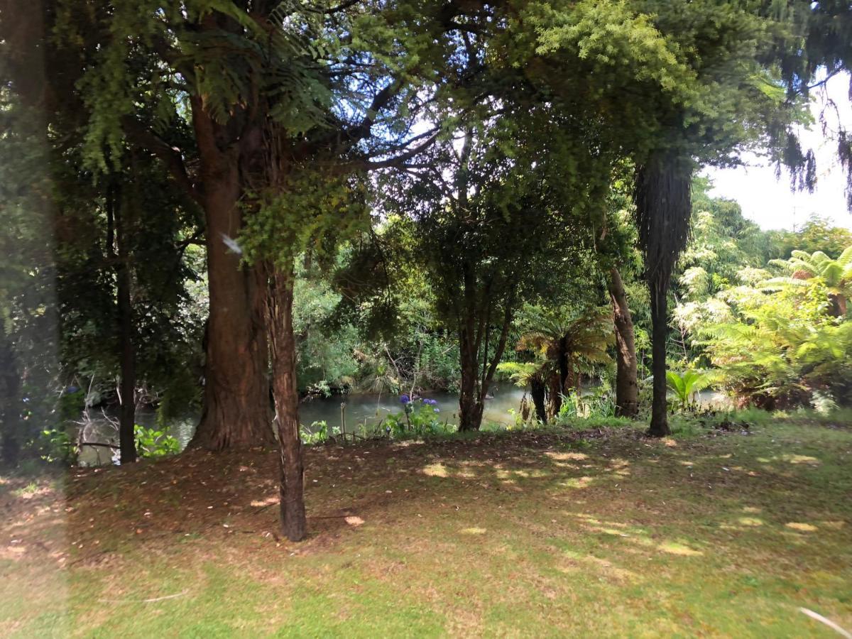 Water'S Edge City Retreat Rotorua Bagian luar foto