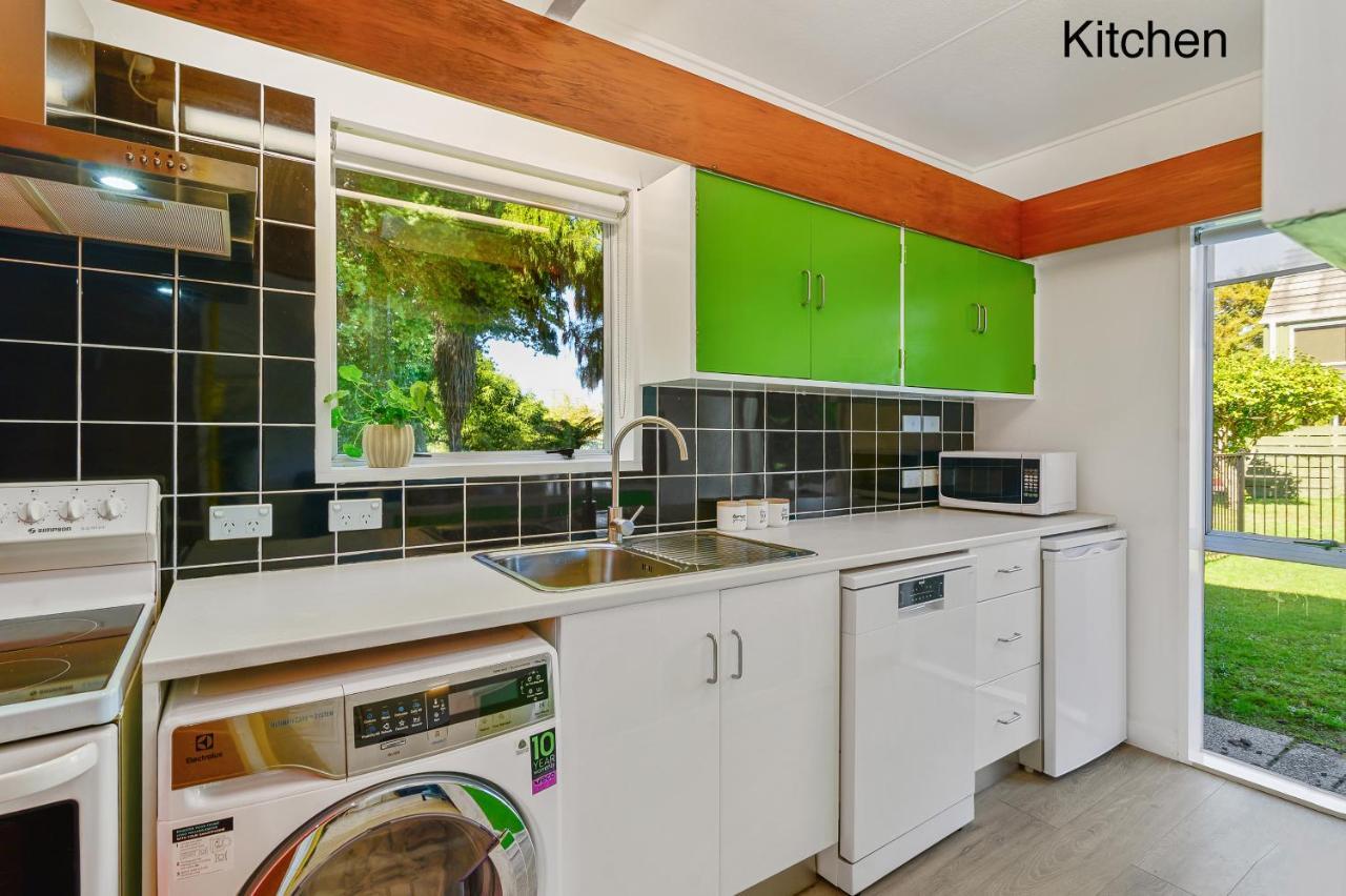 Water'S Edge City Retreat Rotorua Bagian luar foto