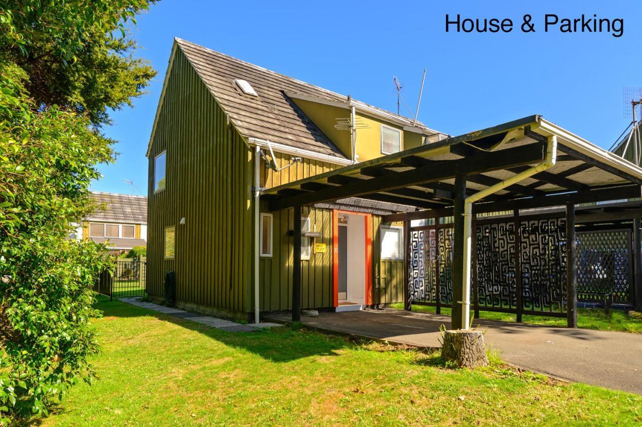 Water'S Edge City Retreat Rotorua Bagian luar foto